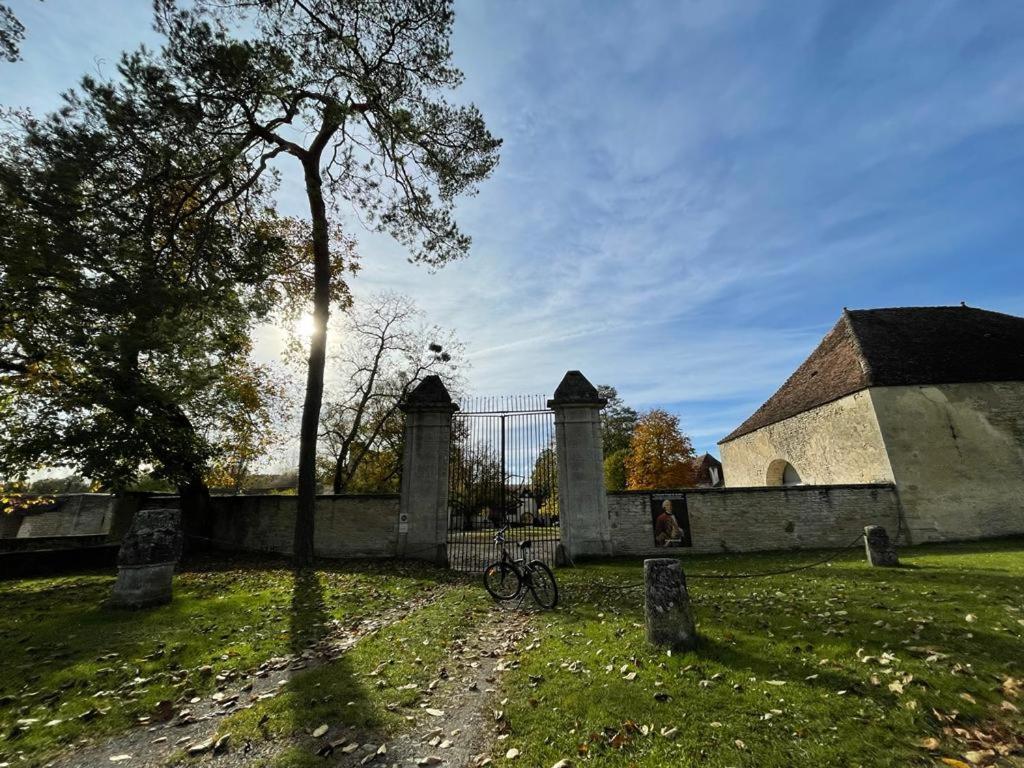 Charmante Maison Bourguignonne Avec Grand Jardin Et Parking Montbard Exterior foto